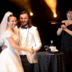 Sezen Aksu'dan gelin ve damada jest