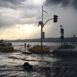 Şiddetli yağmur sonrası Üsküdar'ı su bastı