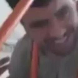Kafasını demirin arasına sıkıştıran adamın talihsizliği