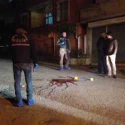 Eşinin gözleri önünde sokak ortasında vuruldu