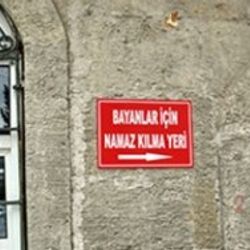 Müftü namaz kılmak isteyen kadınları camiye almıyor