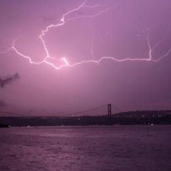 İstanbul'da geceyi şimşekler aydınlattı