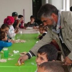 Suriyeli işadamı 26 yetime kiraladığı evde bakıyor