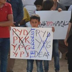 Suriyeliler, sınırda PKK'yı protesto etti