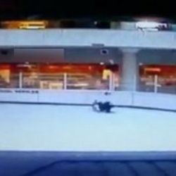 Bahçelievler'de bir genç AVM'nin buz pistine atladı İZLE