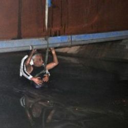 Adana'da bir otomobil kanala uçtu