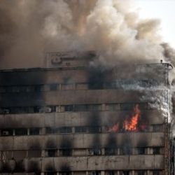 Tahran'da yangın nedeniyle 17 katlı iş yeri çöktü