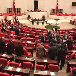 TBMM'de bakan pazarlığı kavgası