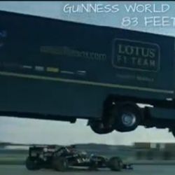 TIR Formula 1 aracının üzerinden uçtu İZLE