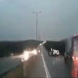 İsrail'de polisten kaçan TIR bariyere girdi