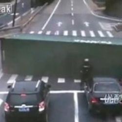 Motosikletli tırın altında kalmaktan son anda kurtuldu