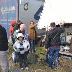 Suriyeli mülteciler yanlış TIR'a binince yakalandı