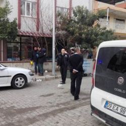 Çocuklarının gözü önünde başına tornavida sapladılar