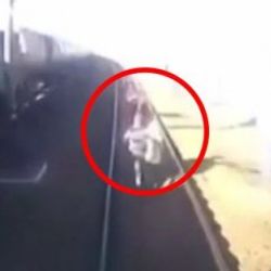 Rusya'da tren 4 gencin üzerinden geçti İZLE