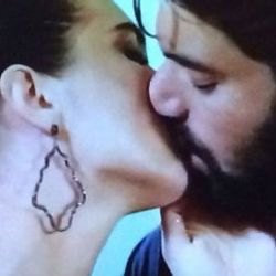 Tuba Büyüküstün'le Akyürek öpüştü reytingler arttı