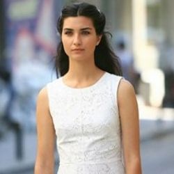 Tuba Büyüküstün Angelina Jolie'nin izinden gidiyor