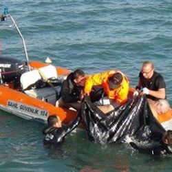 Antalya'da denize giren turistlerden biri boğuldu