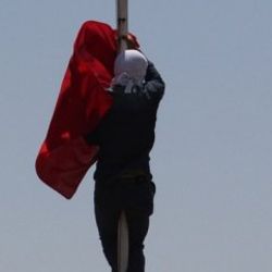 Bayrak provokasyonu gazete manşetlerinde