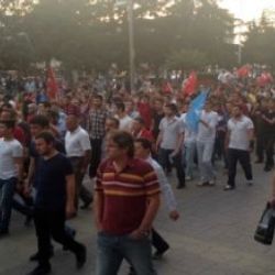 Adapazarı'nda HDP il binasına Türk bayrağı asıldı