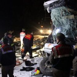 Uşak'ta yolcu otobüsüyle tır çarpıştı: 1 ölü 8 yaralı