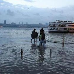 Üsküdar'da yine denizle kara birleşti - İzle