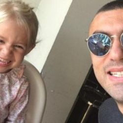 Burak Yılmaz kızını parka götürdü