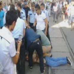 Beyoğlu'nda jiletli genç kendisine zarar verdi İZLE