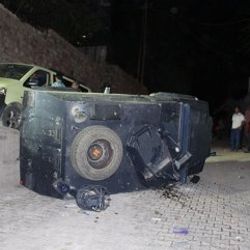 Siirt'te polis aracı devrildi: 4 yaralı