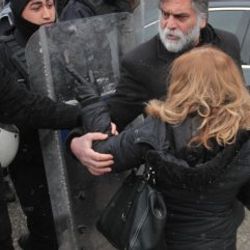 Meclis önünde arbede