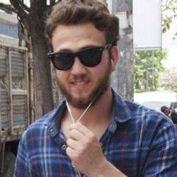 Giydiği zırh Aras İynemli'nin belini büktü