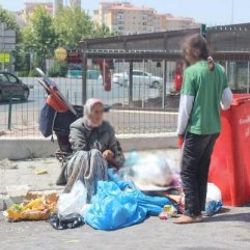 Çöplükten yiyecek toplayan kadına devletten düzenli yardım