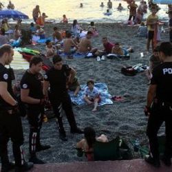 Plajda bira içen iki kadın doktora para cezası