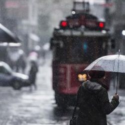 İstanbul'da kar yerini sağanak yağmura bıraktı