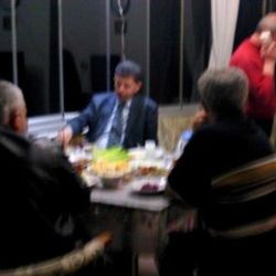 Maden sahibinin denetçilerle yemek yediği görüntüler