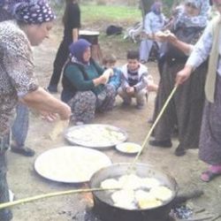 Yırca köylüleri lokma dağıttı
