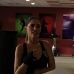 Yolanthe Cabau film çekiminde elini kırdı