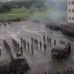 Zırhlı araç askerin üzerinden geçti - İzle
