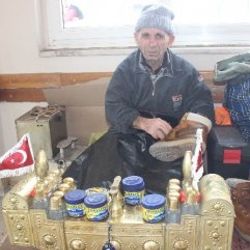 Aydınlı minibüsçüleri her sabah kontrol eden boyacı amca