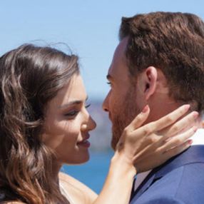 Hande Erçel ve Kerem Bürsin aşk tatilini bedavaya getirdi