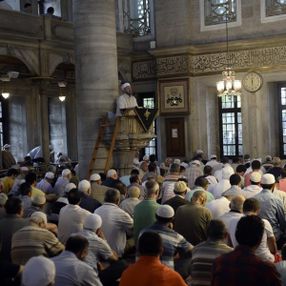 Camilerde beş vakit cemaatle namaz kılınacak