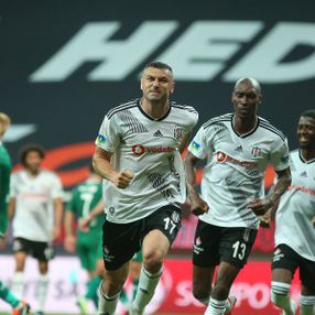 Burak Yılmaz 3 yıl daha oynamak istiyor