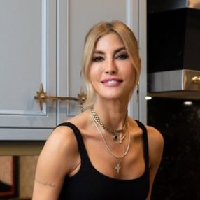 Çağla Şıkel, güneşten uzak durmaya karar verdi