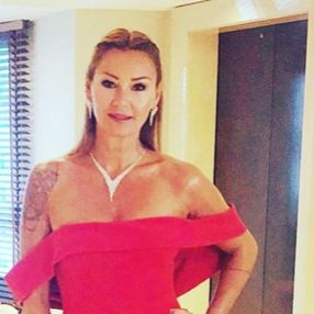 Pınar Altuğ, dövmelerini eleştiren takipçisine kızdı