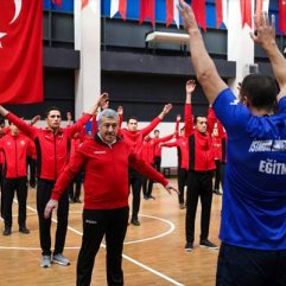 Polisler vatandaş için spor salonlarında