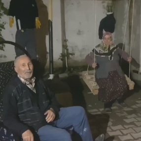 Evden çıkamayan yaşlı çiftin, türkülü salıncak eğlencesi