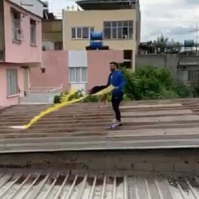 Uçurtmayı almak için çıktığı çatı çökünce depoya düştü
