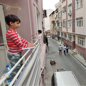 Çocuklar camdan cama isim-şehir oynadı