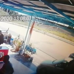 Antalya'da kontrolden çıkan otomobil markete daldı
