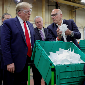 Trump, maske üretim tesisi ziyaretinde maske takmadı