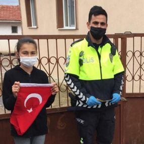 Polis memuru verdiği sözünü EBA üzerinden yerine getirdi